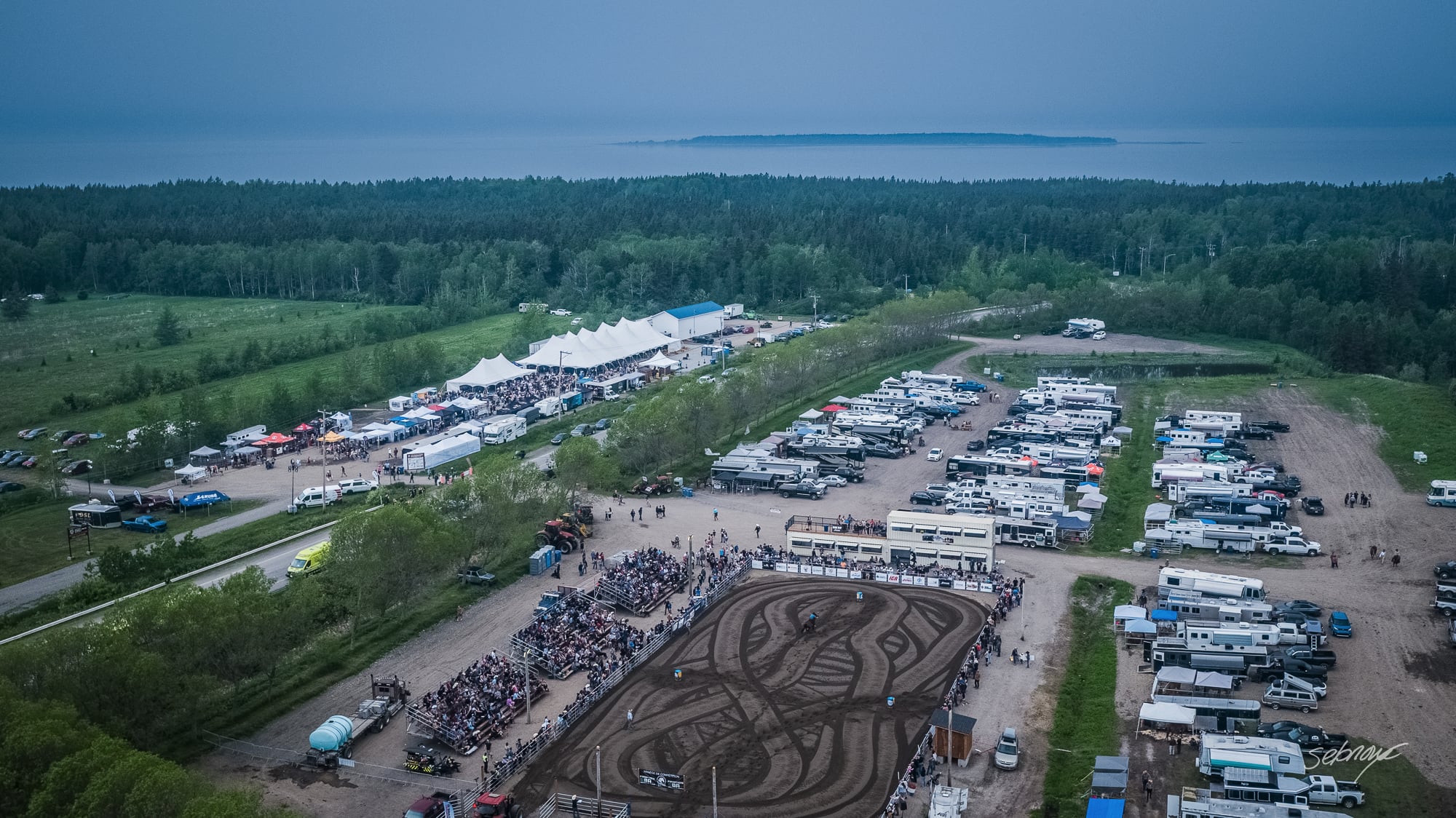 Vue aérienne du site du Festival en 2025 — photo Seb Rioux