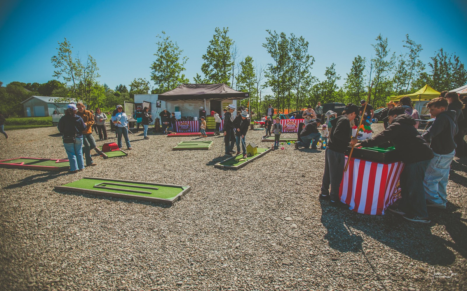 Jeux et minigolf dans la zone familiale du Festival en 2026 — photographie de Manon Jean