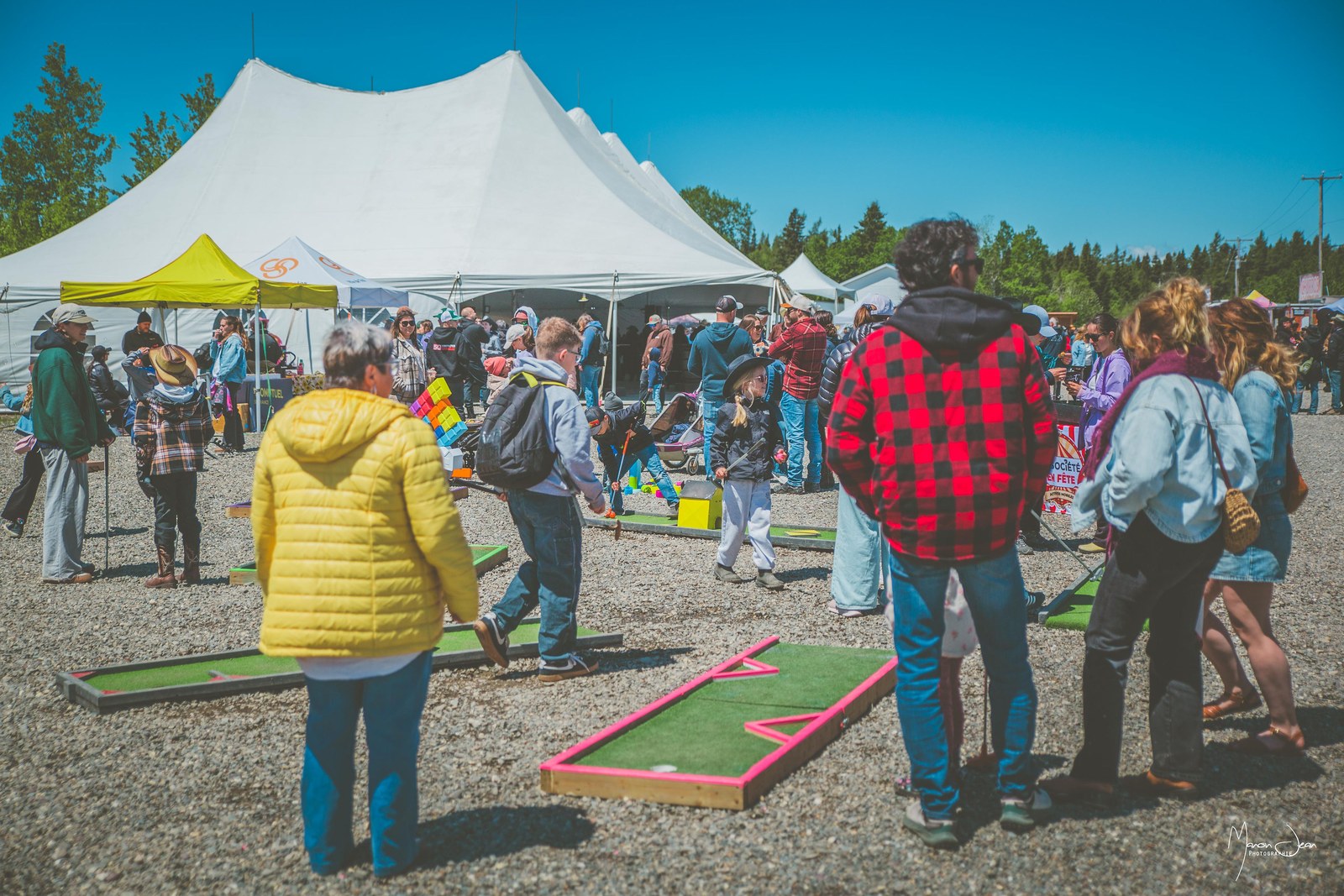 Une partie de minigolf en famille au Festival.
