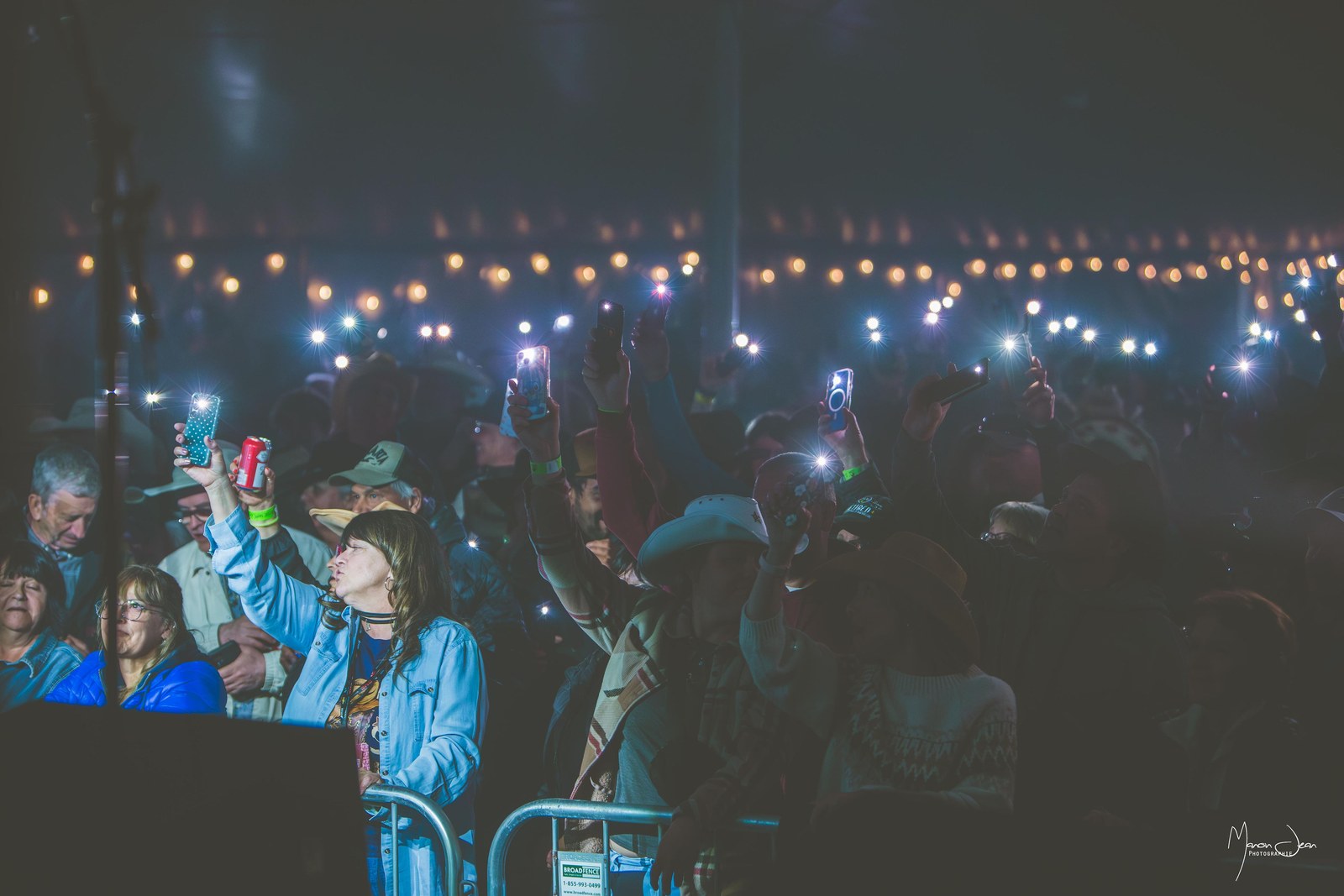 Le public illumine le chapiteau pendant un spectacle du Festival — archives 2026.