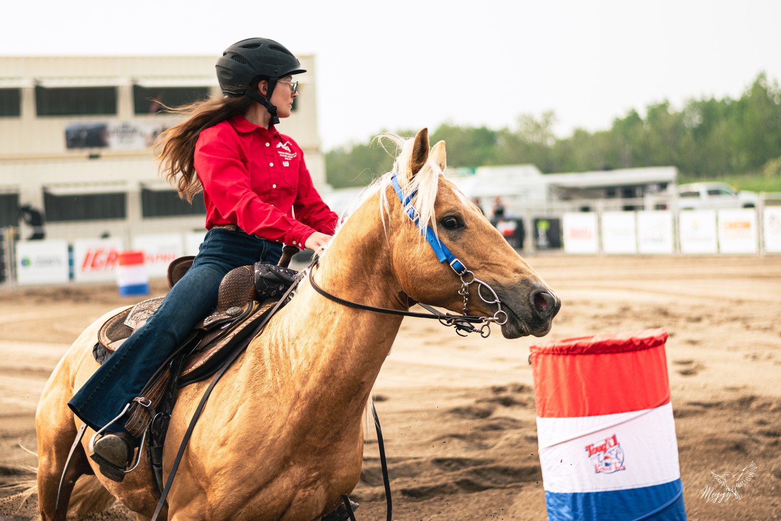 Une personne casquée à cheval sur le parcours de barils du Festival en 2025.