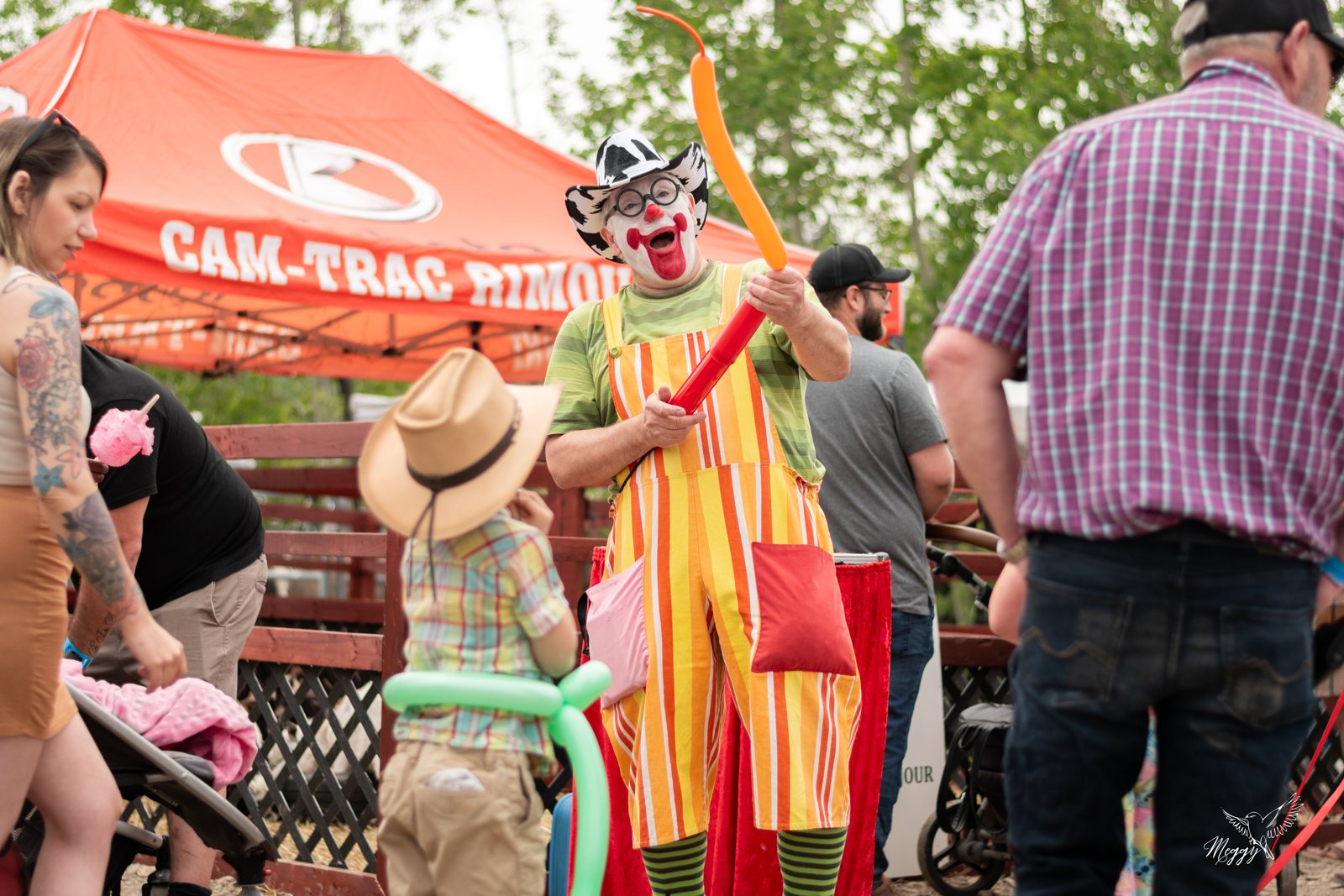 Une animation de clown avec des ballons devant les enfants du Festival.