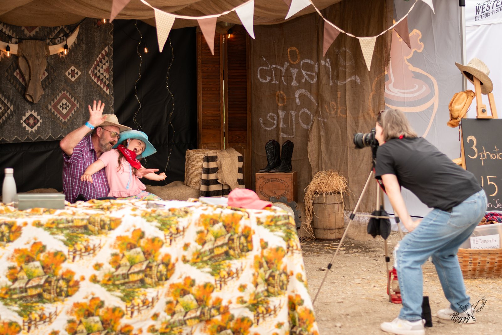Des enfants prennent la pose dans un décor western au Festival.