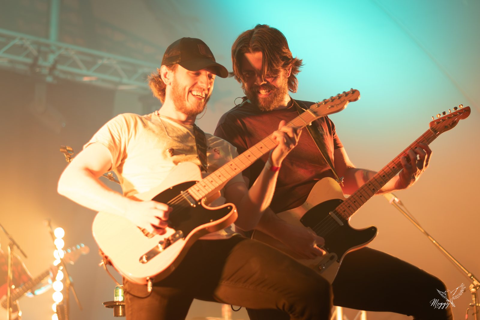 Deux guitaristes jouent ensemble sur la scène du Festival.