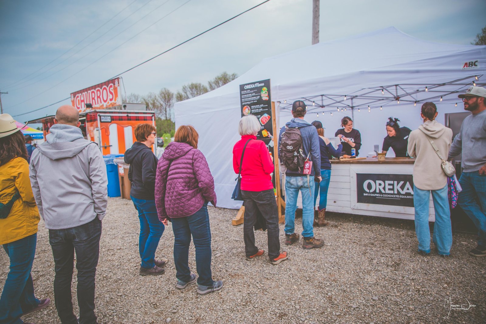 Des visiteurs devant les comptoirs gourmands du Festival.