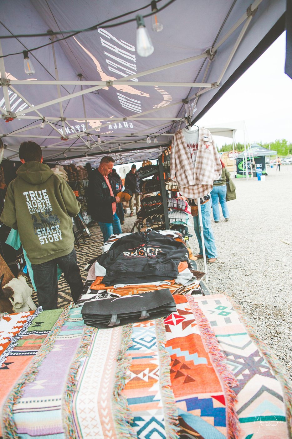 Un kiosque de vêtements et accessoires western au Festival.