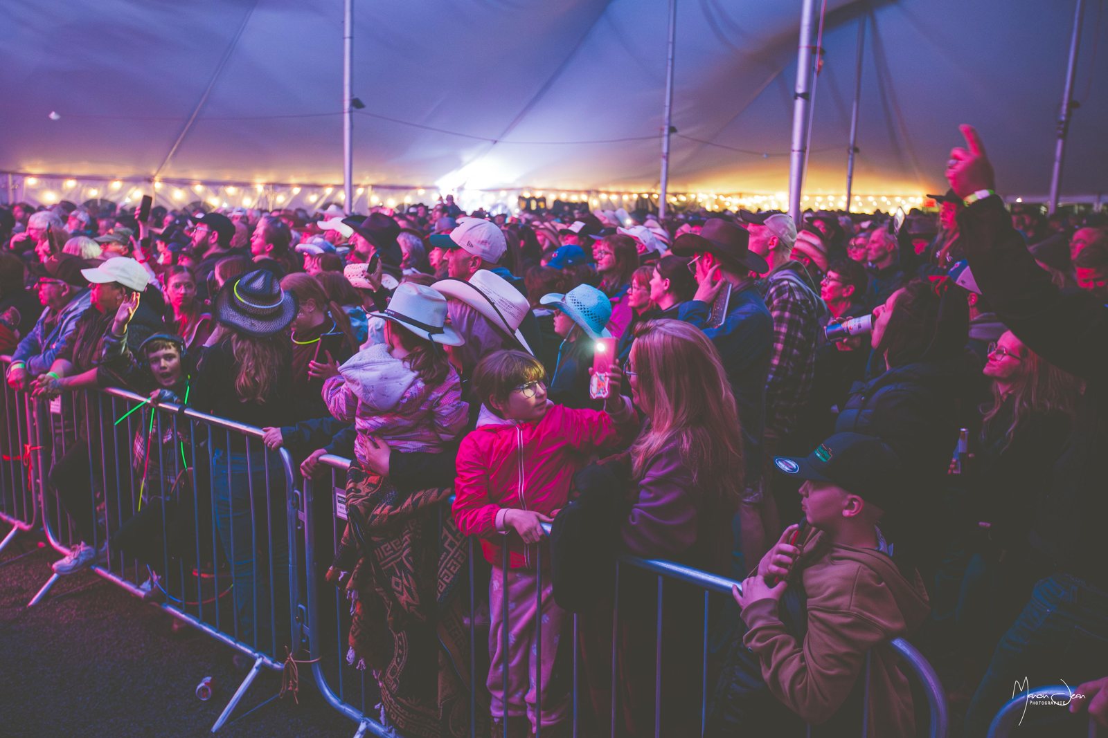 Le public réuni sous le chapiteau du Festival pendant un spectacle.