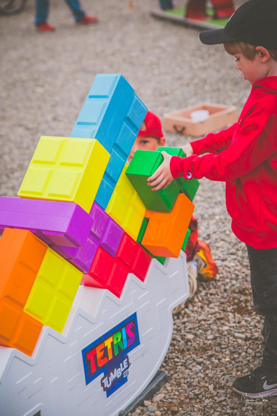 Un enfant assemble de grands blocs colorés dans la zone familiale.