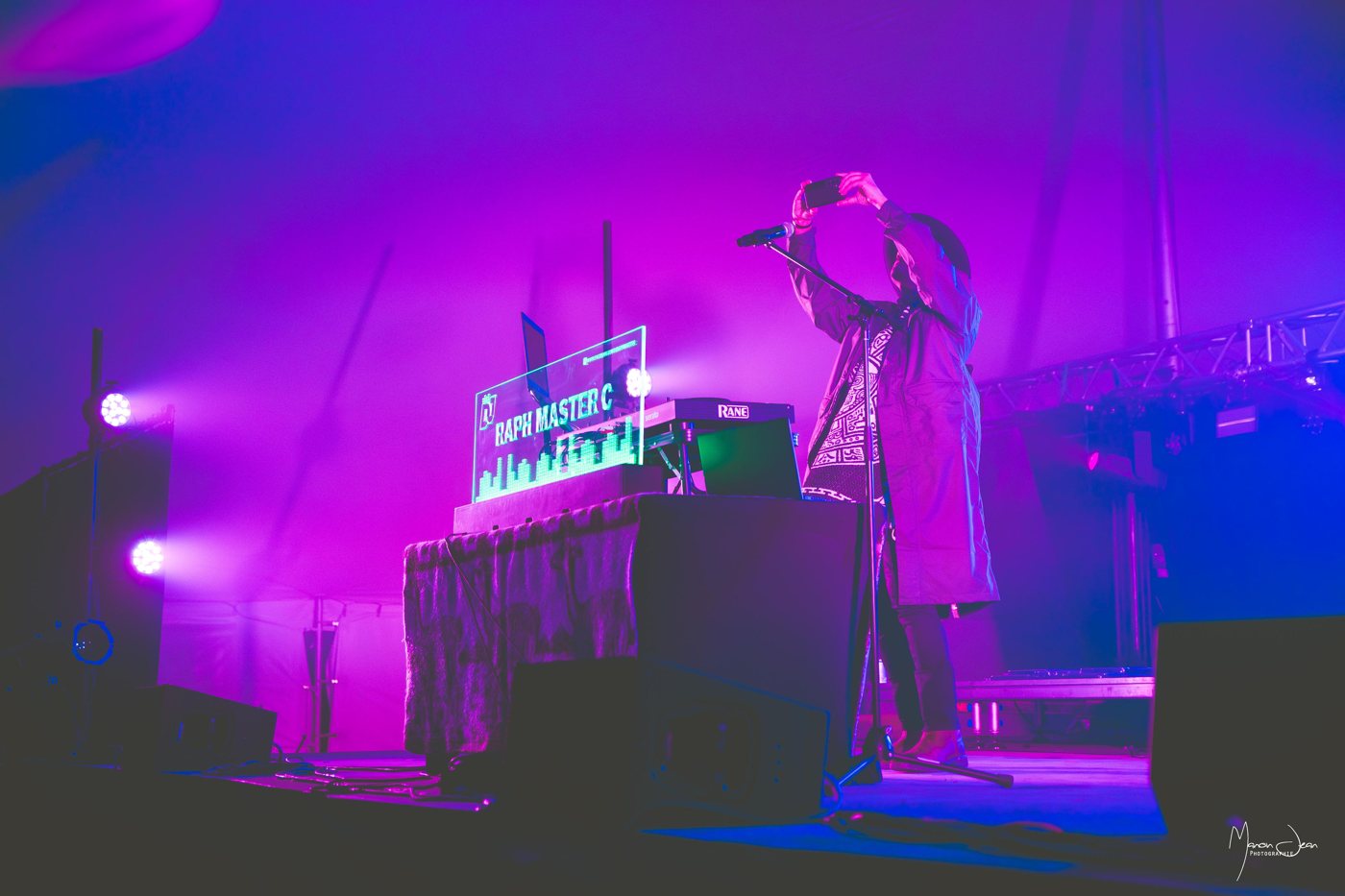 Un DJ anime la soirée sur la scène du Festival.