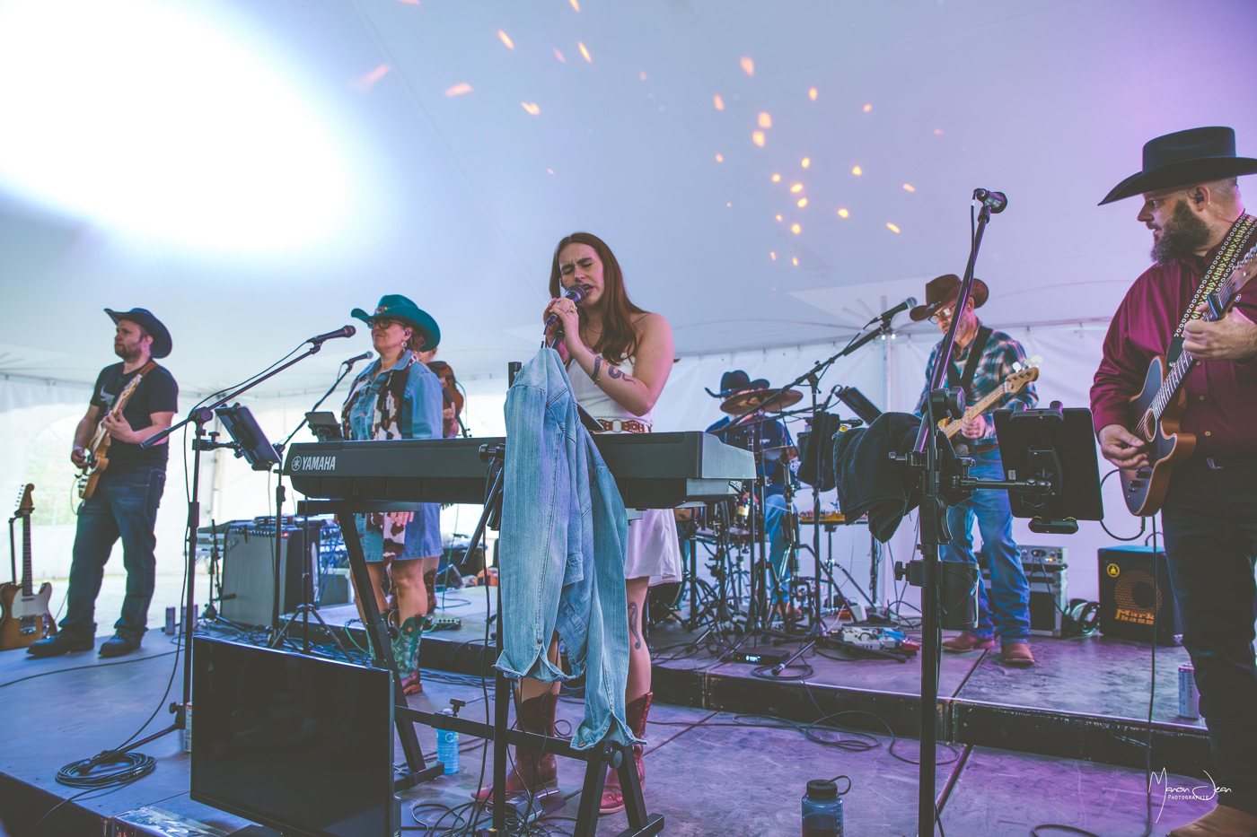 Des musiciens et une chanteuse se produisent sur la scène du Festival.