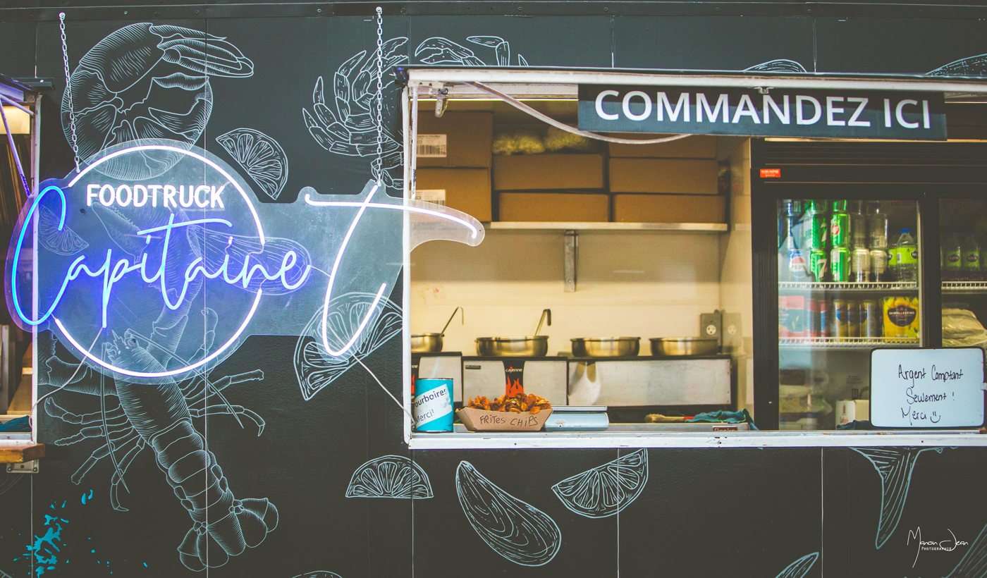 Le comptoir du food truck Capitaine T sur le site du Festival.