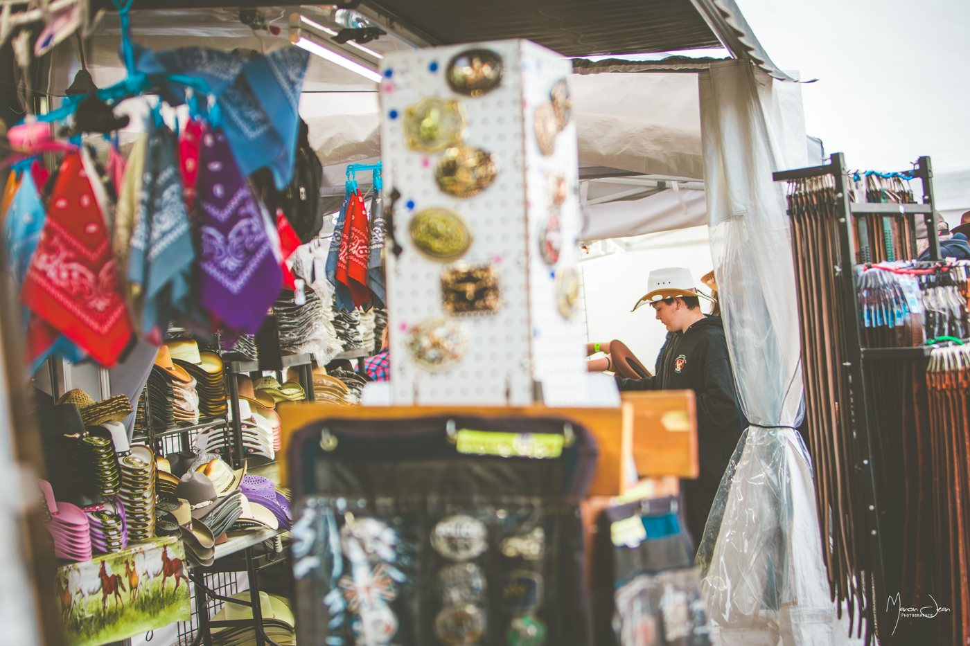 Des chapeaux, bandanas et accessoires exposés dans un kiosque du Festival.