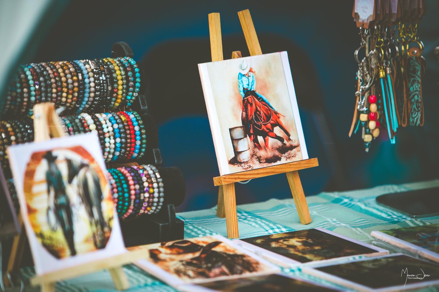 Des bijoux et illustrations équestres présentés dans un kiosque du Festival.