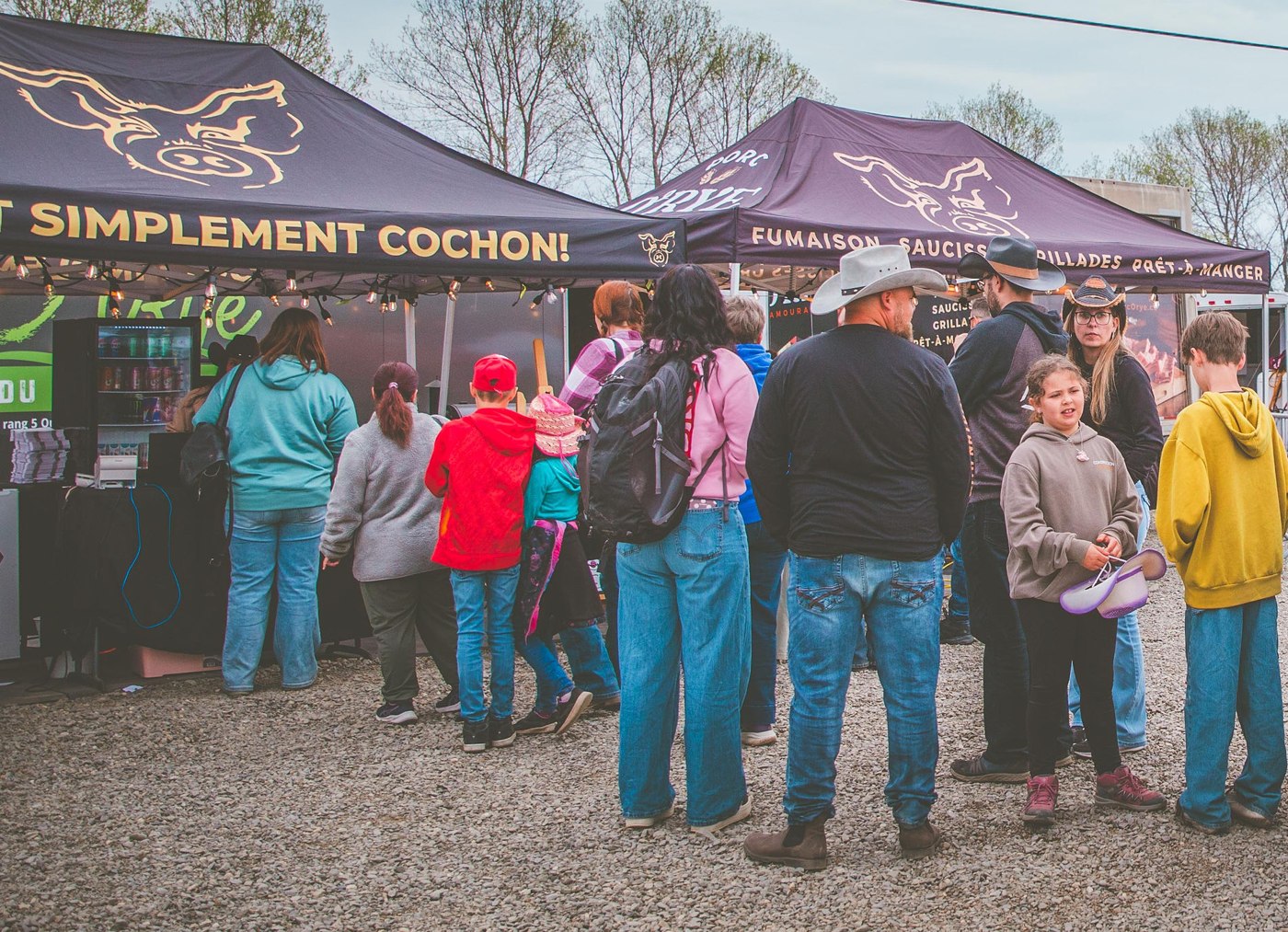 Le kiosque Porc O’Rye et ses visiteurs au Festival.