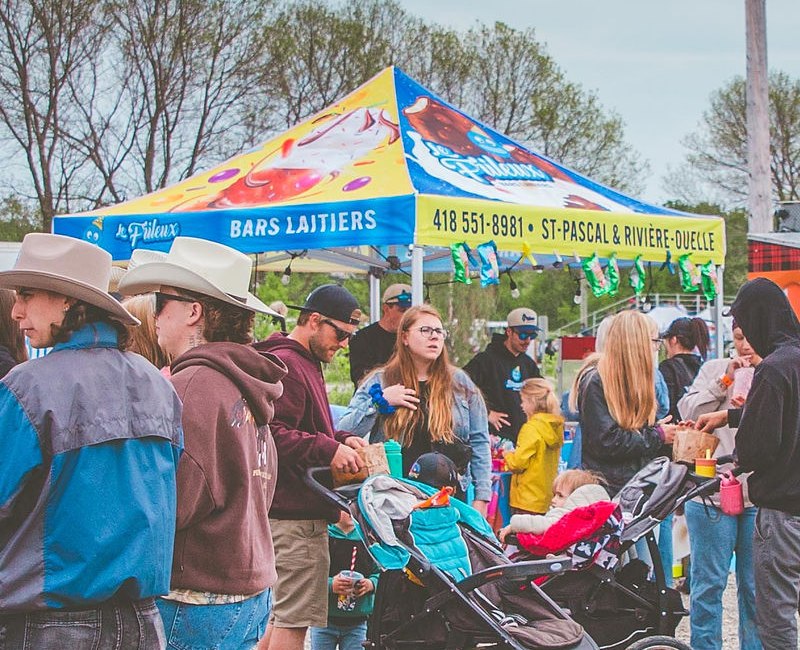 Le kiosque Le Frileux et ses visiteurs au Festival.